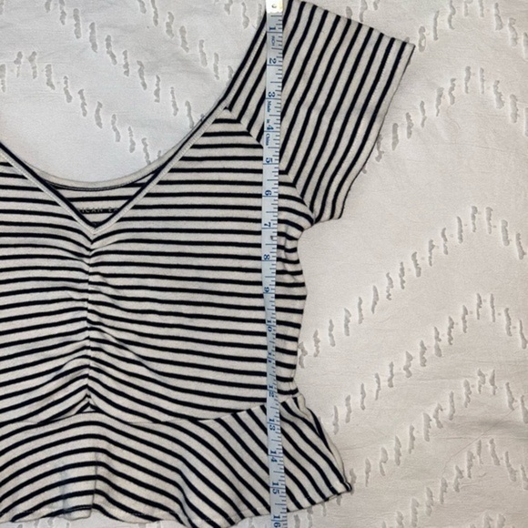 American Eagle striped, ruffled hem crop top - sz XS - Picture 5 of 6